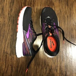 Brooks Adrenaline GTS19, Women’s size 9